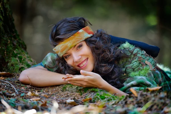 Giovane donna sorridente all'aperto in autunno — Foto Stock