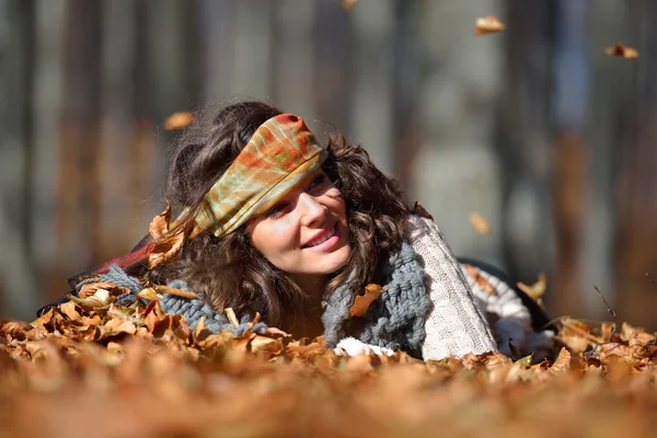 Young smiling woman outdoor in autumn — Stock Photo, Image