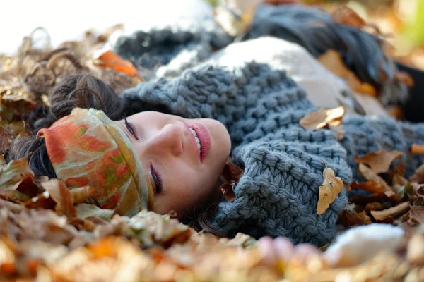 Giovane donna sorridente all'aperto in autunno — Foto Stock