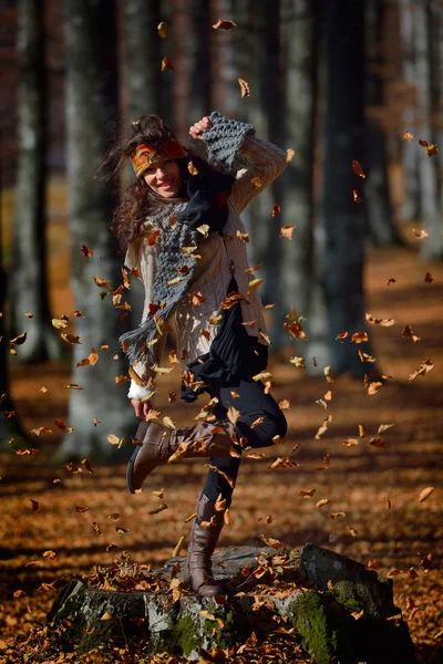 Joven mujer sonriente retrato al aire libre en otoño —  Fotos de Stock