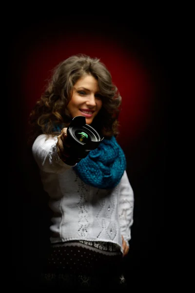 Mladá krásná žena drží Foto objektiv — Stock fotografie