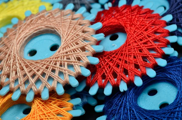 Барвисті швейні нитки — стокове фото