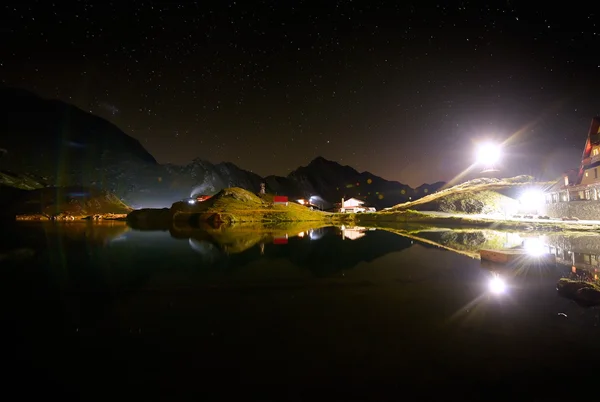 Noční obloha nad jezero Balea, Transylvánské Alpy, Rumunsko — Stock fotografie