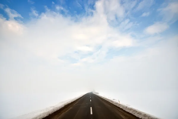 Countryside road through winter field — Stock Photo, Image