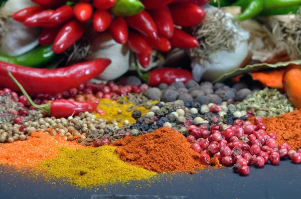 Especiarias e legumes coloridos — Fotografia de Stock
