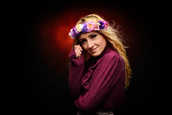 Retrato de mulher de beleza jovem. Tiro no estúdio. Menina com flor grinalda — Fotografia de Stock