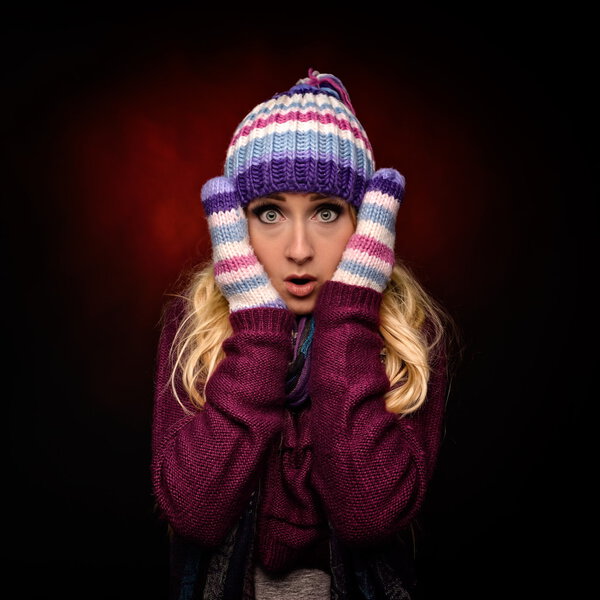 Красивая зимняя женщина в теплой одежде
