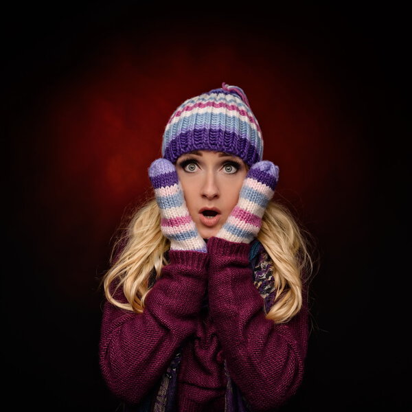 Красивая зимняя женщина в теплой одежде
