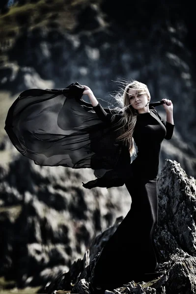 Wanita cantik modis dengan gaun luar hitam — Stok Foto