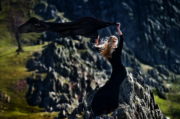 Modische schöne Frau mit schwarzem Kleid im Freien — Stockfoto