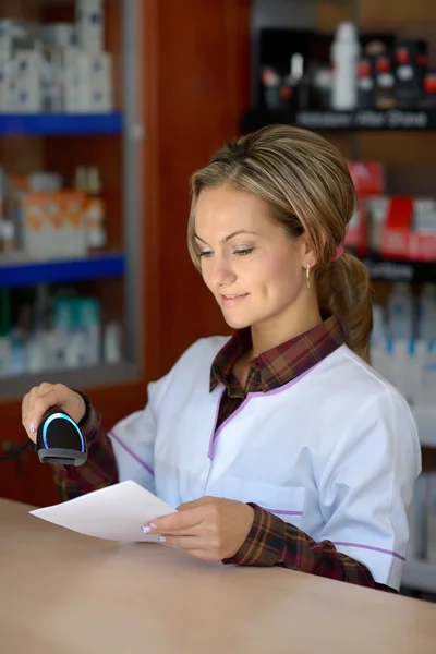 Jonge vrouwelijke apotheker bedrijf recept — Stockfoto