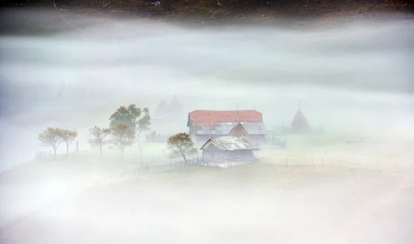 Mountain landscape with autumn morning fog at sunrise — Stock Photo, Image