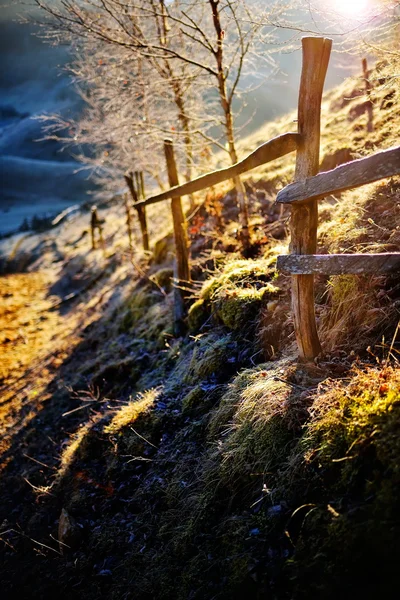 Paisagem montanhosa com nevoeiro da manhã de outono ao nascer do sol - Fundatur — Fotografia de Stock