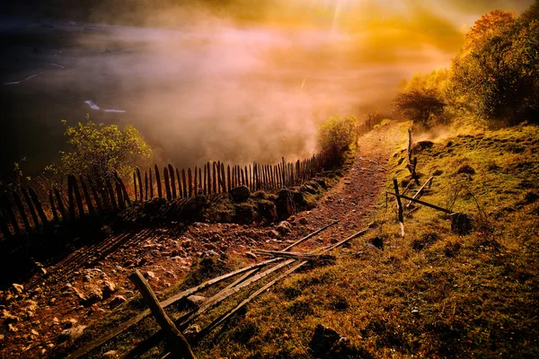 Horská krajina s podzimní ranní mlhy v sunrise - Fundatur — Stock fotografie