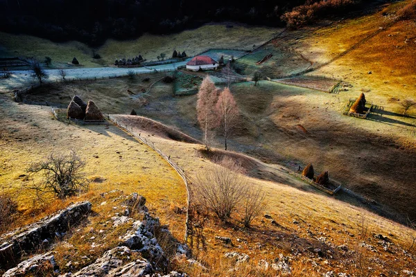 Berglandschaft mit herbstlichem Morgennebel bei Sonnenaufgang - fundatur — Stockfoto