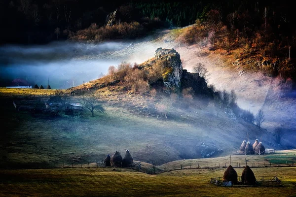 Paesaggio montano in autunno mattina - Fundatura Ponorului, Ro — Foto Stock