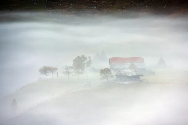 Mountain landscape with autumn morning fog at sunrise — Stock Photo, Image