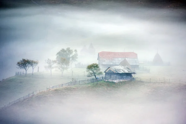 Horská krajina s podzimní ranní mlhy v sunrise - Fundatur — Stock fotografie