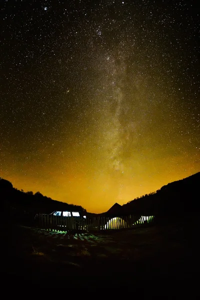 Campeggio sotto il cielo notturno — Foto Stock