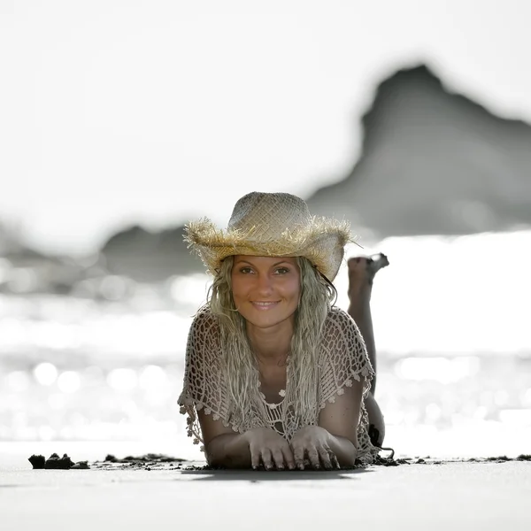 Mujer joven sentada en la playa en vacaciones de verano —  Fotos de Stock