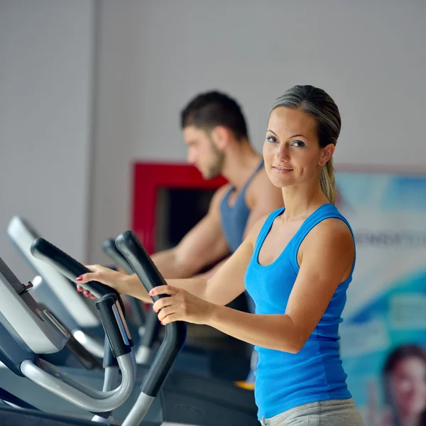 Giovane donna che si esercita in palestra — Foto Stock