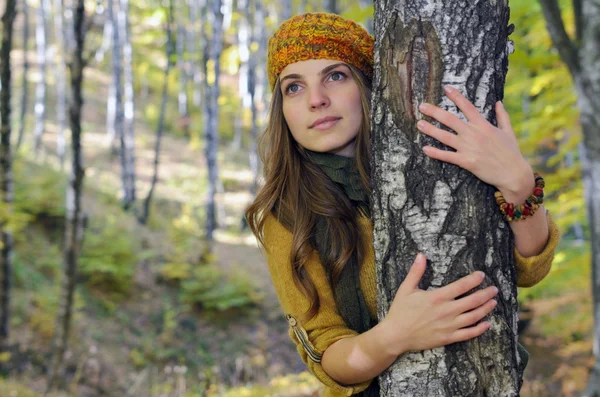 Mladá žena venkovní na podzim — Stock fotografie