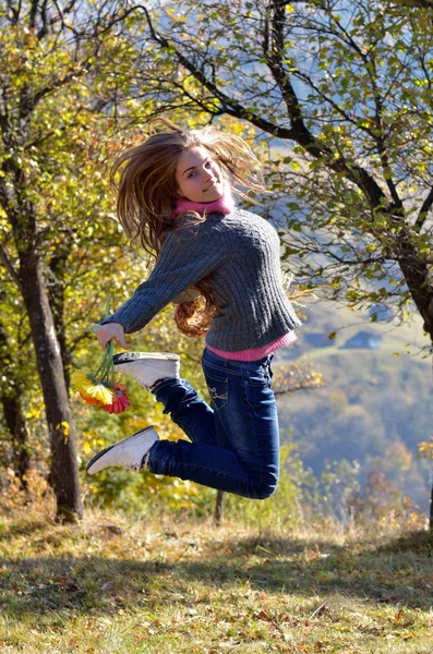 Young happy woman outdoor in autumn — Stock Photo, Image