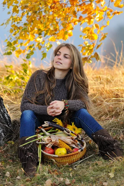 Jonge lachende Kaukasische vrouw buiten in de herfst — Stockfoto