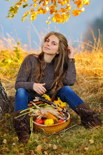 Young woman outdoor in autumn — Stock Photo, Image