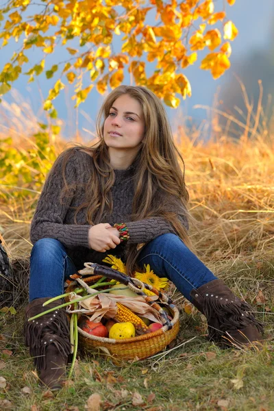 Ung kvinna utomhus på hösten — Stockfoto