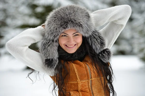 Portrait de belle femme souriante en tissu de tête de fourrure luxueux — Photo