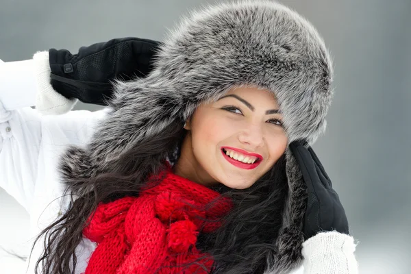 Schöne Frau in luxuriösem Fell Kopftuch im Freien im Winter — Stockfoto