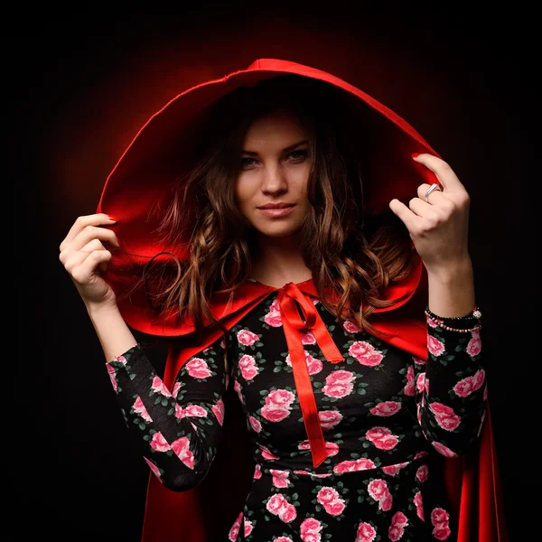 Hermosa mujer con capa roja en el estudio — Foto de Stock