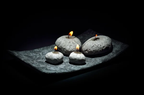 Горящие свечи изолированы на черном фоне — стоковое фото