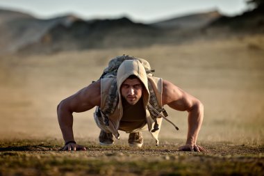 Açık egzersiz atletik genç adam