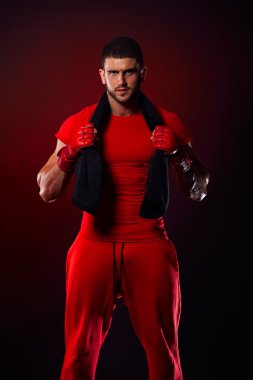 genç adam boks torbası Studio tarafından ayakta