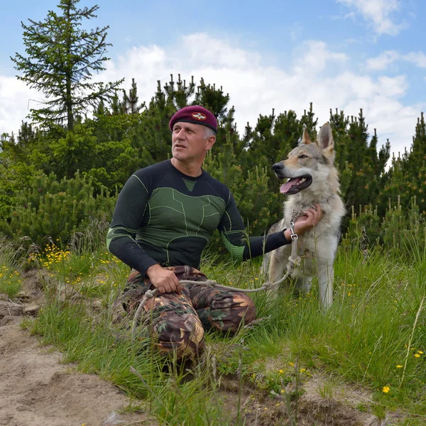 Mann und sein reinrassiger tschechoslowakischer Wolfshund — Stockfoto