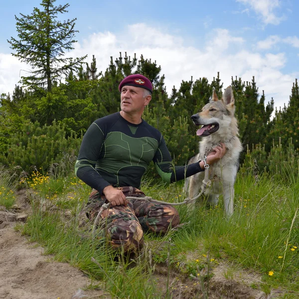 Adam ve safkan Çekoslovak kurt köpeği — Stok fotoğraf