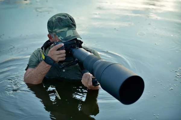 Wildlife fotograaf buiten, permanent in het water — Stockfoto