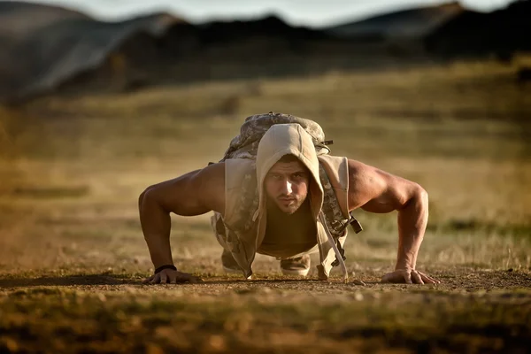 Athletic young man exercising outdoor — Stock Photo, Image