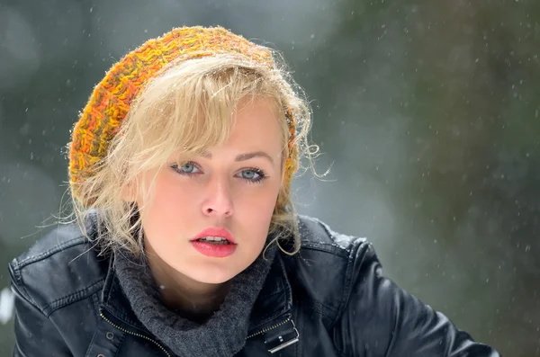 Mulher bonita retrato ao ar livre no inverno — Fotografia de Stock