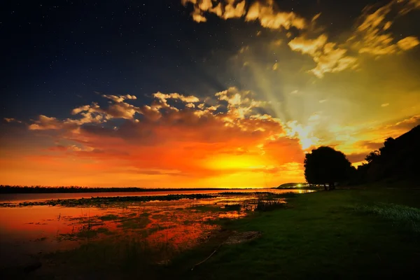 Пейзаж на закате летом — стоковое фото