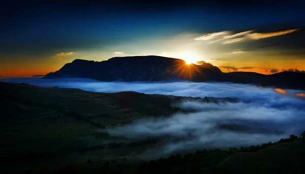 Bellissimo paesaggio montano nella nebbia mattutina ad Alba, Romania — Foto Stock