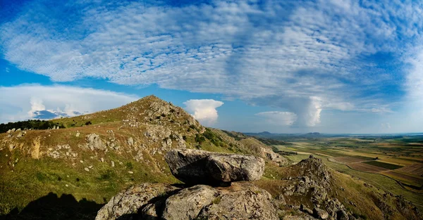 Krajobraz górski z pięknym niebem w Dobrogea, Rumunia — Zdjęcie stockowe