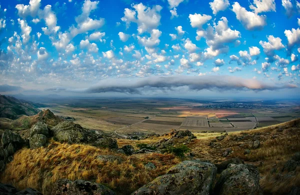 Paisaje con campos y hermoso cielo en Dobrogea, Rumania — Foto de Stock