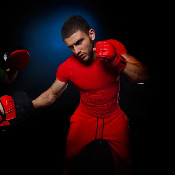 Personlig trener og mann som trener boksing i gymsalen – stockfoto