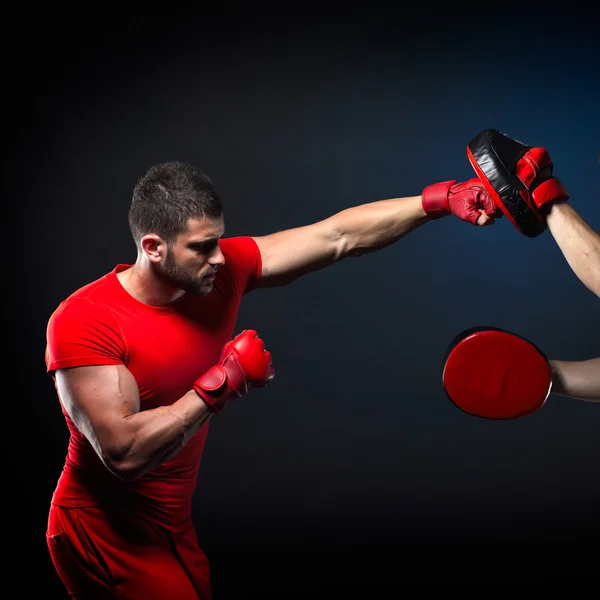 Entraîneur personnel homme entraîneur et homme faisant de la boxe dans la salle de gym — Photo