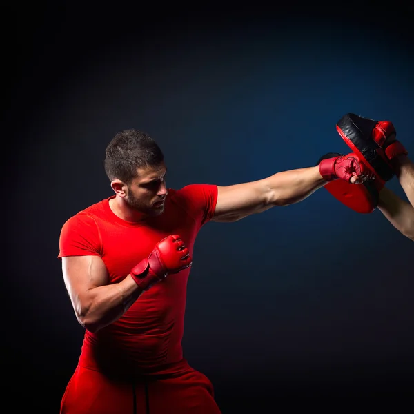 私人教练男子教练和行使拳击在健身房里的男人 — 图库照片