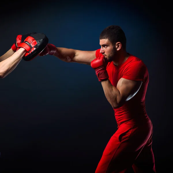 Entrenador personal hombre entrenador y hombre ejercicio de boxeo en el gimnasio —  Fotos de Stock