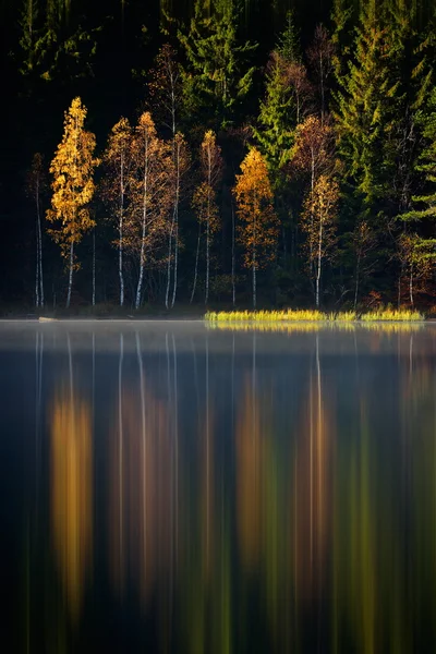 Herfst landschap en haar reflectie in bergmeer — Stockfoto